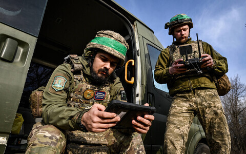 Украинские солдаты на обучении управлению дронами.