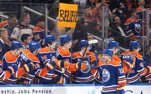 Matt Savoie tiimikaaslastega väravat tähistamas