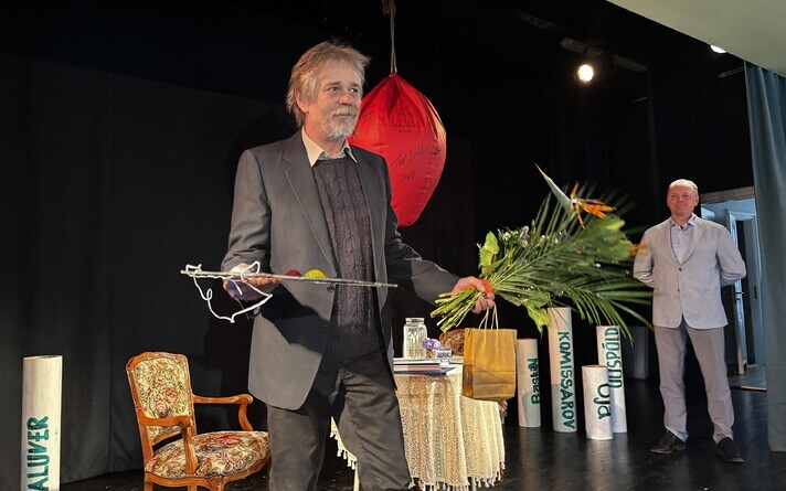 Tõnu Ojale anti Palamuse rahvamajas üle Lutsu huumoripreemia