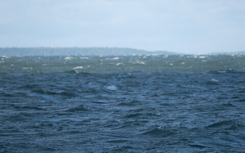 Баб-эль-Мандебский пролив соединяет Красное море с Аденским заливом.