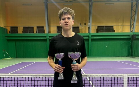 Edwin Averjanovil on käes kaks karikat – suurem üksikmängu võidu, väiksem paarismängu teise koha eest