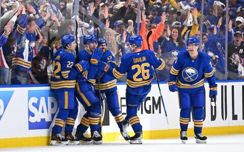 Buffalo Sabres väravat tähistamas