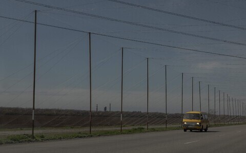 Магистраль в Украине, защищенная сетками от дронов.