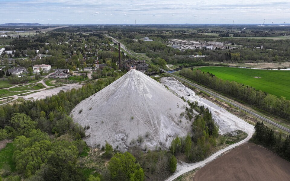 Kokku tekib Eestis igal aastal kuni viis miljonit tonni põlevkivituhka, mis ladestatakse suuresti tuhamägedesse.