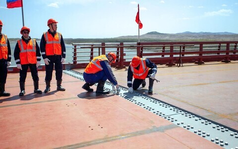 Соединение российской и северокорейской частей автомобильного моста через реку Туманная.