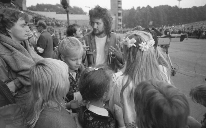 Eestimaa Laul 1988. Alo Mattiisen ja Anti Kammiste lauluväljakul koos noorte lauljatega