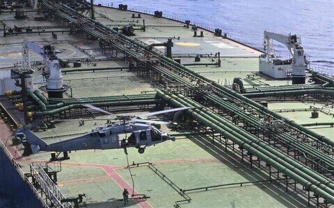 Американские военные захватывают танкер.