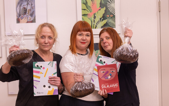 Fotol kirjastaja Katrin Reinmaa ja raamatu autorid Katrin Tõnisson ning  Ulla Saar.