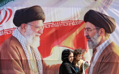 Бывший верховный лидер иранского режима Али Хаменеи и его сын Моджтаба Хаменеи.