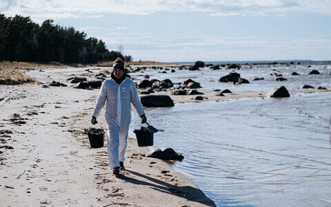 Oil pollution and debris washed up on Suureliiva beach on Estonia's north coast. Drone fragments have also been  found washed up at the same site.