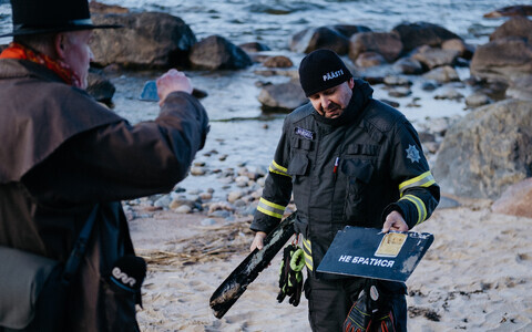Rescue Board (Päästeamet) official with debris washing ashore at Suureliiva. The cyrillic lettering reads ‘Do not handle,’ in Ukrainian.
