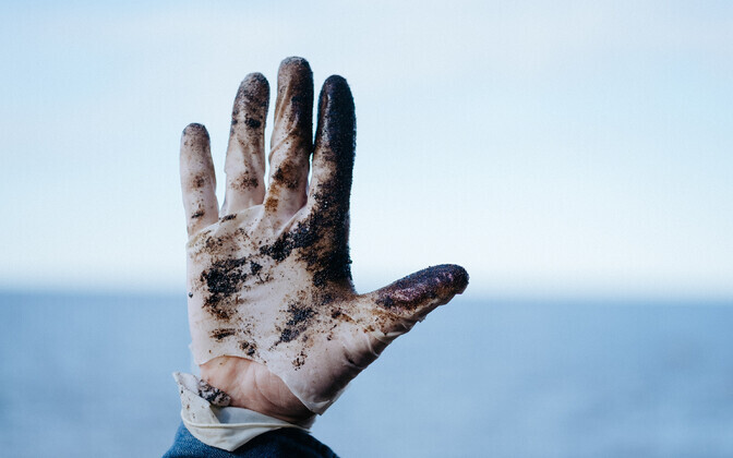 Мазут, обломки дронов и бытовой мусор на пляже Суурелийва.