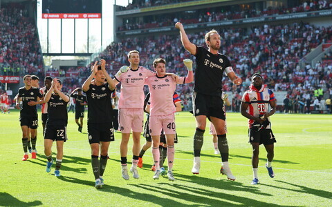 Müncheni Bayerni mängijad võitu tähistamas