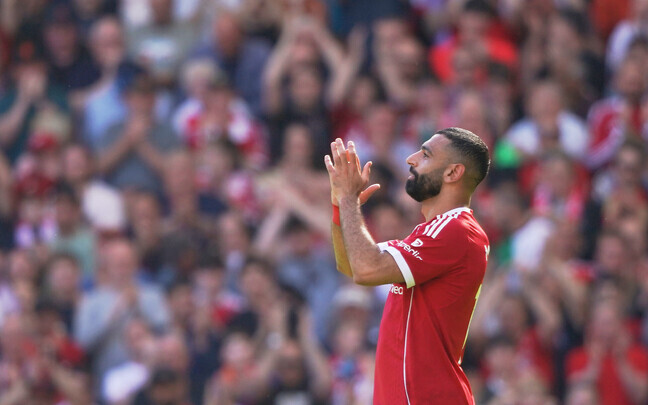 Mo Salah tänas platsilt lahkudes fänne