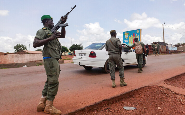 Малийские военные на КПП у города Кати.