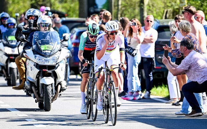 Tadej Pogacar (ees) ja Paul Seixas.