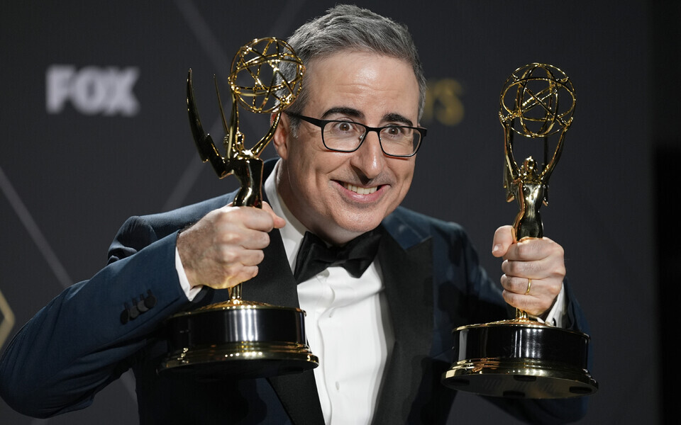 Teiste seas lahkab argisündmusi koomilises võtmes briti juurtega meelelahutaja John Oliver.