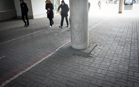 The sidewalk next to the Viru Keskus along Estonia Boulevard.