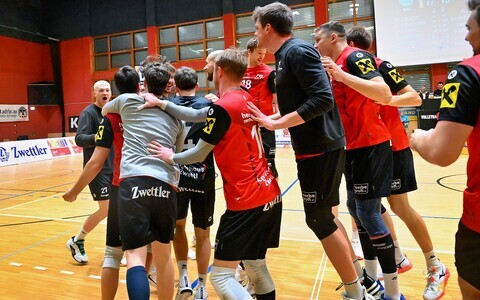 Waldvierteli Union Raiffeiseni mängijad tähistamas