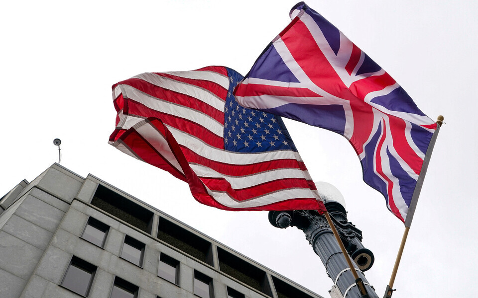 В преддверии визита в Вашингтоне вывесили американские и британские флаги.