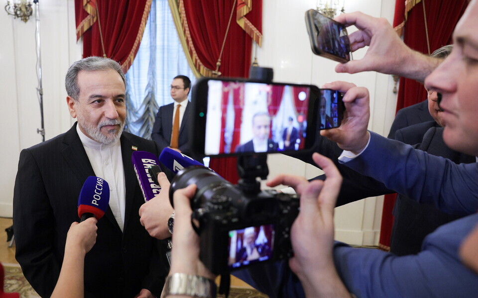 Министр иностранных дел Ирана Аббас Аракчи общается с российской прессой в Санкт-Петербурге.